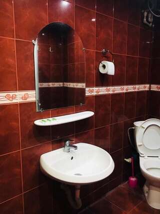 Гостевой дом Guest House Dobrev Кырджали Трехместный номер с собственной ванной комнатой-6